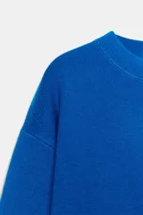 Jersey de punto color azul, con cuello redondo, manga larga y detalles de rib en cuello, puños y dobladillo.