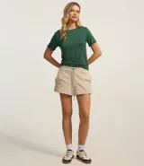 Blusa básica de cuello redondo y manga corta con detalle de dobladillo plegado. Confeccionada en tejido de viscosa con spandex, ofrece un ajuste cómodo y versátil.