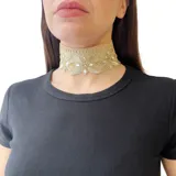 Gargantilla dorada de encaje con cierre de mosquetón y cadena de alargue.