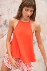 Musculosa de morley elastizado color rojo, con cuello redondo y silueta amplia en corte A.