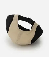 Gorra tipo 5 panel confeccionada en microfibra de poliamida, con diseño de bloques de colores en beige, negro y verde oliva. Presenta visera recta, cierre posterior ajustable y etiqueta frontal con gráfico y frase Stay Grounded.