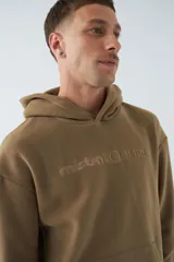 Buzo canguro color marrón de polar con capucha, bolsillo tipo canguro y logo estampado en el pecho.