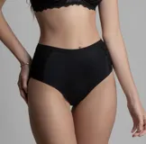 Bombacha negra de lycra de tiro alto con paneles laterales de encaje floral.