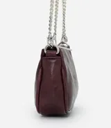 Cartera bandolera compacta de cuero sintético color negro, con cierre superior y doble correa de cadena metálica, una corta para el hombro y una larga ajustable.