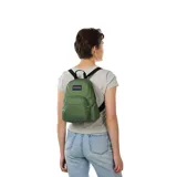 Mochila JanSport modelo Half Pint Mini, color verde oliva, con logo de la marca en el frente, asa de mano superior y bolsillo frontal con cierre.