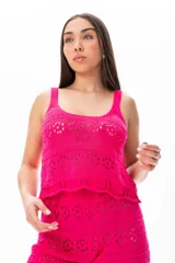 Musculosa fucsia de tejido de punto calado con breteles anchos.