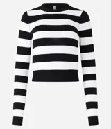 Blusa corta de tejido de punto a rayas horizontales color verde y blanco, de mangas largas y cuello redondo.