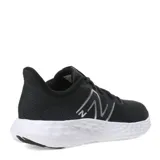 Championes de running New Balance modelo 411 V3, color negro con logo plateado en el lateral y suela blanca. Confeccionados con capellada de malla sintética transpirable y entresuela de EVA Ground Contact para mayor amortiguación.