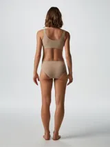 Top negro con tirantes anchos y escote en V.