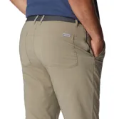 Pantalón técnico de corte recto y diseño funcional, con tecnología de repelencia al agua y protección solar. Cuenta con cintura elástica parcial, bolsillos laterales y bolsillo de seguridad con cierre.