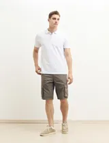 Remera azul con cuello polo y tapeta de dos botones.