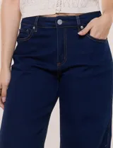 Jean de tiro alto y pierna ancha de denim azul oscuro, con cinco bolsillos y pretina trasera elastizada.