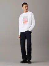 Remera blanca de manga larga con cuello redondo y estampado fotográfico digital de una cancha de baloncesto en el pecho.