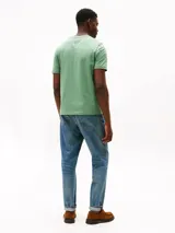 Remera verde de algodón con cuello redondo y logo bordado en el pecho.