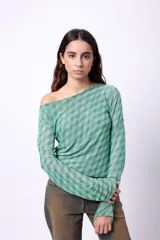Top de microtul estampado con diseño a cuadros en tonos verdes y azules, escote asimétrico y manga larga.