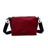 Cartera bandolera Korium color rojo, con diseño rectangular, cierre superior y correa ajustable. Presenta un aplique metálico con el logo de la marca en la parte frontal.