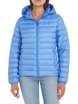 Campera acolchada Tommy Hilfiger color celeste, con capucha extraíble, cierre frontal y bolsillos laterales con cremallera. Logo de la marca bordado en el pecho.