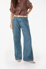 Pantalón jean de corte amplio y relajado, color azul oscuro, con bolsillos traseros grandes y detalles de costuras marcadas.