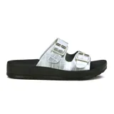 Sandalias negras con dos tiras con hebillas metálicas ajustables y suela de plataforma baja.