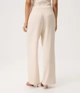 Pantalón de sastrería A Collection color off-white, de corte recto con cintura estructurada, cierre lateral invisible y bolsillos traseros ribeteados. Confeccionado en crepé con viscosa certificada y elastano.
