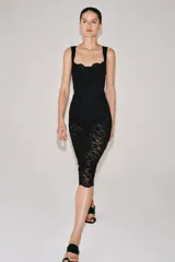 Vestido midi negro de encaje con escote corazón y tirantes anchos, incluye body interior.