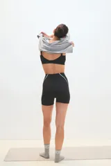 Calza tipo biker de tiro alto, color negro, con costuras laterales decorativas en color blanco. Confeccionada en tejido elástico de alto rendimiento.