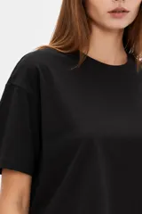Remera de manga corta de algodón, de corte ancho y cuello a la base en color blanco.