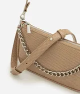 Cartera tipo shoulder baguette de tamaño pequeño, confeccionada en poliuretano con textura símil reptil. Presenta un diseño estructurado con cierre superior, correa larga ajustable y removible, y una cadena metálica decorativa en la parte frontal.