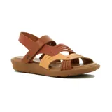 Sandalias planas de cuero en tonos marrones y mostaza, con tiras cruzadas en el empeine y tira ajustable en el talón.