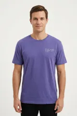 Remera de manga corta color blanco, confeccionada en 100% algodón, con pequeño estampado de texto en el pecho.