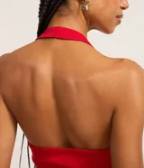 Blusa cropped roja de bengalina con diseño de frente única y escote cuadrado, confeccionada con mezcla de viscosa, poliamida y elastano.