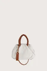 Bolsa mini de textura tejida en color beige, con manijas superiores trenzadas en color marrón y correa de cadena metálica entrelazada. Incluye un detalle de etiqueta colgante en cuero sintético marrón.