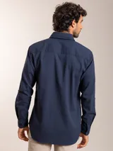 Camisa de lino y algodón color azul marino, de corte regular fit, manga larga y cuello con botones.