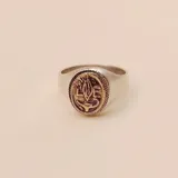 Anillo tipo sello de plata 925 con aplique central en oro 9k, grabado con el símbolo de la profesión de enfermería.