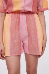 Short con cintura elastizada y estampado a rayas verticales en tonos naranja, rosa y rojo.