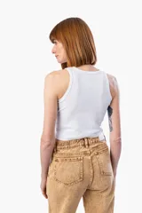 Musculosa blanca de algodón con cuello redondo y corte cropped.