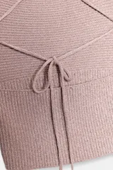 Top crop de tejido de punto con hilo metalizado, diseño de cuello halter y tiras finas cruzadas en la espalda.