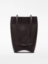 Bolso tipo shopper vertical de cuero color marrón oscuro, con asas largas para el hombro, base rígida curvada, un compartimento y bolsillo interior.