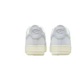 Zapatillas urbanas Nike Air Force 1 color gris claro con suela color crema.