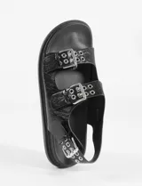 Sandalia negra con tiras anchas y plantilla cómoda, con tira ajustable en el talón.