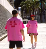 Remerón unisex de algodón color rosa con estampado Kabrisha Club en rojo en la espalda.