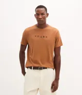 Remera de algodón color marrón claro, con cuello redondo y manga corta, de calce regular. Cuenta con un pequeño estampado frontal centrado con iconos alusivos a la playa.