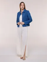 Chaqueta azul de algodón con diseño acolchado y bordado de flores, cuello redondo y cierre frontal con botones a presión metálicos. Incluye bolsillos delanteros y forro interno a tono.