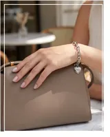 Pulsera de cadena de eslabones de acero con cierre de barra y argolla grabada. Incluye un dije en forma de corazón con inscripción grabada.