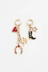 Aro colgante dorado con dije de corazón rojo, trébol de cuatro hojas con pedrería y herradura con gemas de colores.