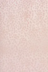 Vestido midi de estilo lencero en color rosado, confeccionado en tejido jacquard con sutil estampado animal print. Presenta escote en V con detalle de volados, breteles finos y corte recto con caída fluida.