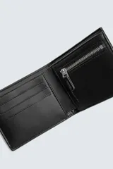 Billetera negra de cuero trenzado, con compartimento para billetes, tres compartimentos para tarjetas y un monedero con cierre mediante cremallera.