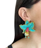 Aros colgantes con forma de orquídea, hechos a mano con mostacillas de colores turquesa, dorado, rosa, blanco y celeste.