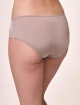 Panty estilo hipster confeccionada en microfibra brillante color violeta, con paneles laterales de encaje bicolor con borde festoneado y aplique de perla central.