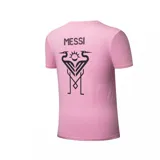 Remera deportiva rosa con cuello redondo y mangas cortas. Estampado frontal con el número 10 y el escudo del Inter de Miami.